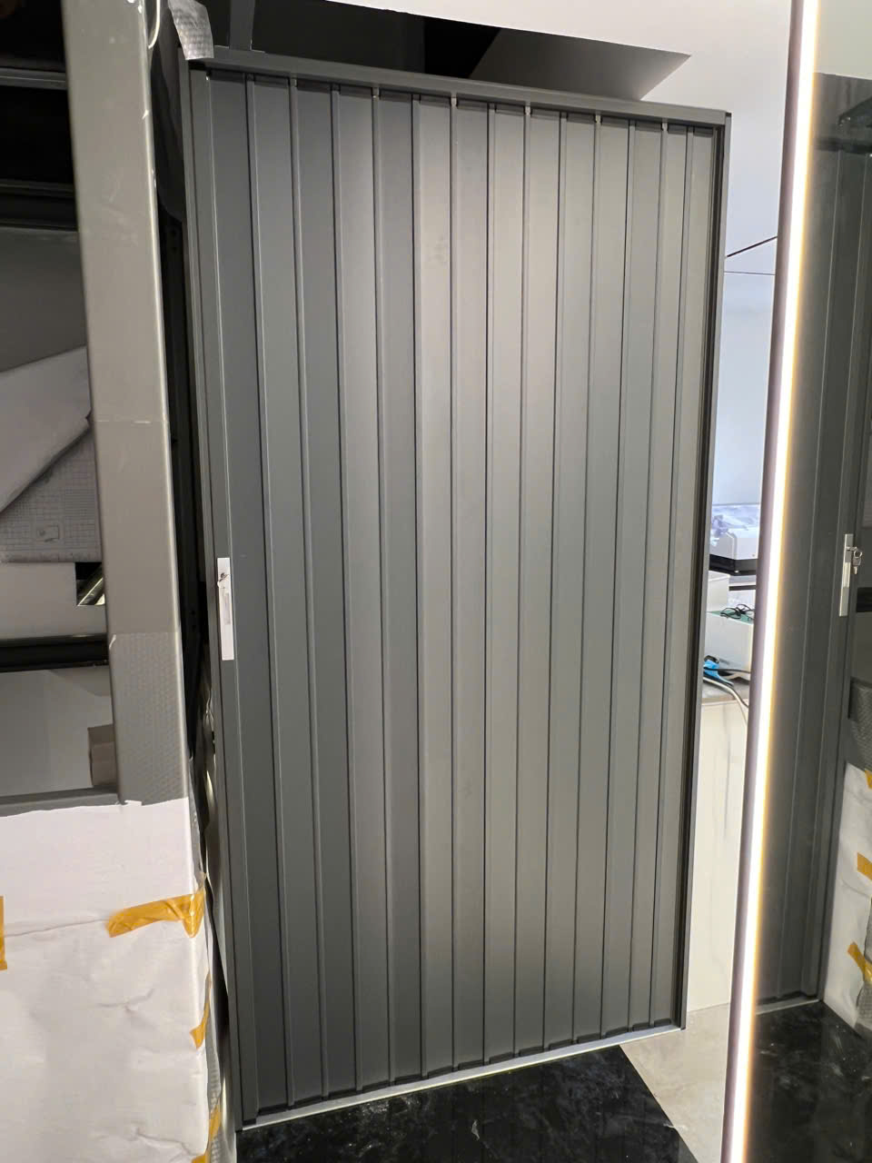 CỬA XẾP LÁ NHÔM 03